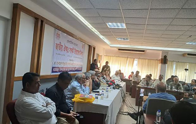 আজ শনিবার সকালে রাজধানীর জাতীয় প্রেসক্লাবে গোলটেবিল আলোচনা সভায় বক্তব্য দিচ্ছেন ঢাকা বিশ্ববিদ্যালয়ের (ঢাবি) সাবেক উপাচার্য অধ্যাপক নিয়াজ আহমেদ খান। ছবি: সংগৃহীত