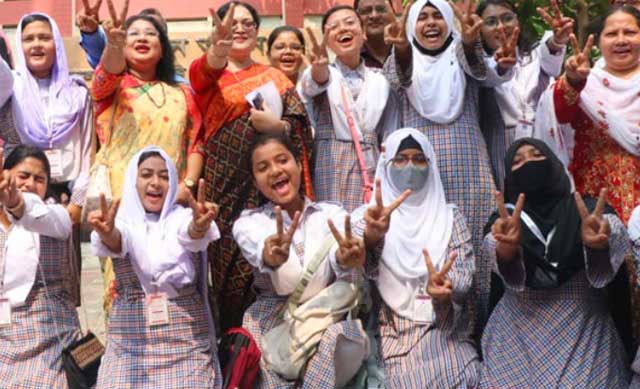 রাজশাহী সরকারি মহিলা কলেজের শিক্ষার্থীদের উল্লাস। ছবি: সংগৃহীত