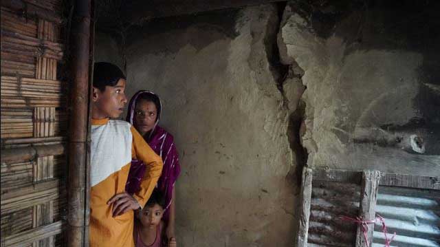 সীমান্তের ওপারেই মিয়ানমার সেনাবাহিনীর অব্যাহত হামলার প্রভাব পড়ছে এপারেও। টেকনাফের সীমান্তবর্তী আচারবুনিয়া গ্রামে এমন অন্তত ২৫টি ঘর দেখা গেছে, যেখানে বোমা বিস্ফোরণের ফলে সৃষ্ট শব্দে ফাটল ধরেছে। 