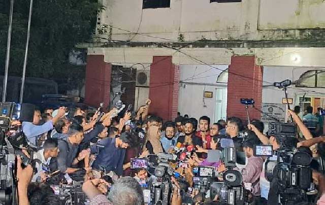 রাজধানীর শাহবাগ থানা চত্বরে আজ সোমবার সন্ধ্যায় বৈষম্যবিরোধী ছাত্র আন্দোলনের পক্ষ থেকে সংবাদ সম্মেলন করা হয়। ছবি: সংগৃহীত 