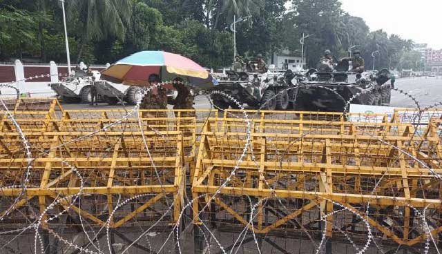 বঙ্গভবনের সামনে বিভিন্ন আইনশৃঙ্খলা বাহিনীর সতর্ক অবস্থান। ছবি: সংগৃহীত