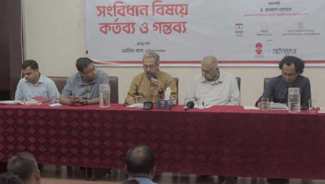 ঢাকা বিশ্ববিদ্যালয়ের আরসি মজুমদার মিলনায়তনে আয়োজিত অনুষ্ঠানে ড. কামাল হোসেন। ছবি: সংগৃহীত