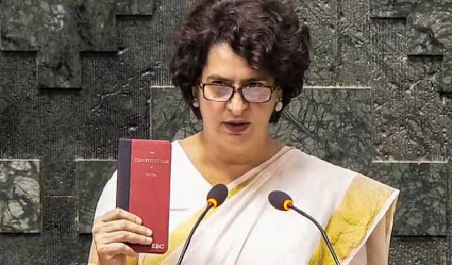 লোকসভায় শপথ নিচ্ছেন প্রিয়াঙ্কা গান্ধি। ছবি: স্টেটসম্যান