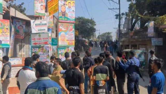 আজ সকালে সোনারগাঁ উপজেলা চত্বরে সংঘর্ষের ঘটনা ঘটে। ছবি: সংগৃহীত