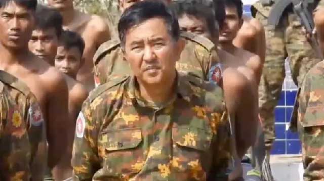 আরাকান আর্মির ফুটেজে ব্রিগেডিয়ার জেনারেল থুরেইন তুনকে (মাঝে) একজন বন্দি অবস্থায় দেখা গিয়েছে। ছবি: আরাকান আর্মি