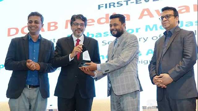 পররাষ্ট্রসচিব মো. জসীম উদ্দিনের কাছ থেকে পুরস্কার নিচ্ছেন মানবজমিনের কূটনৈতিক রিপোর্টার মিজানুর রহমান। ছবি: সংগৃহীত