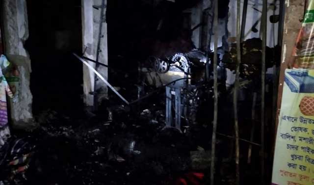 এতে দোকান মালিকদের অন্তত ত্রিশ লাখ টাকার ক্ষয়ক্ষতি হয়েছে বলে জানা গেছে। ছবি: সংগৃহীত