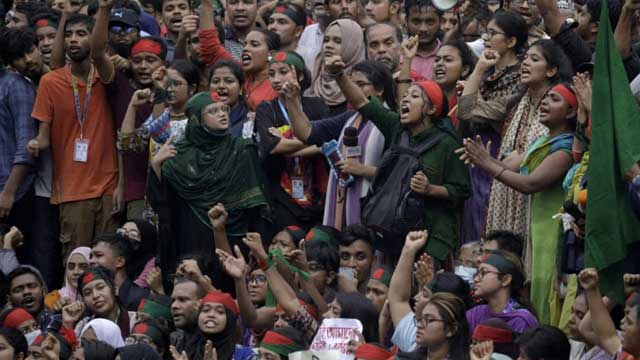 গত বছরের জুলাই আন্দোলনে হত্যাকাণ্ডের প্রতিবাদ করছেন শিক্ষার্থী। ছবি: হিউম্যান রাইটস ওয়াচের ওয়েবসাইট থেকে নেওয়া