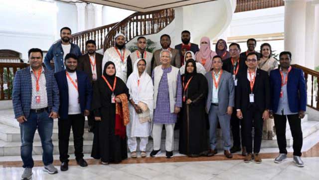 নবীন উদ্যোক্তাদের সঙ্গে প্রধান উপদেষ্টা অধ্যাপক ড. মুহাম্মদ ইউনূস। ছবি: সংগৃহীত