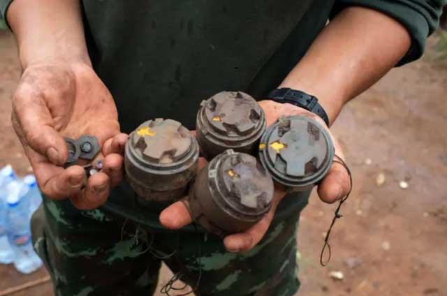 মিয়ানমারের সীমান্তে এরকম অনেক ল্যান্ডমাইন স্থাপন করেছে সেদেশের সামরিক বাহিনী ও  বিদ্রোহীরা। ছবি: বিবিসি