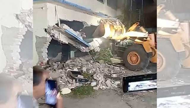 বুলডোজার দিয়ে সাদিক আব্দুল্লাহর বাড়ির নিচতলায় আঘাত করে ভেঙে দেওয়া হয়। ছবি: সংগৃহীত