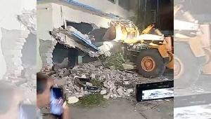 সাদিক আব্দুল্লাহ-আমির হোসেন আমুর বাড়িতে বুলডোজার চালালো ছাত্র-জনতা