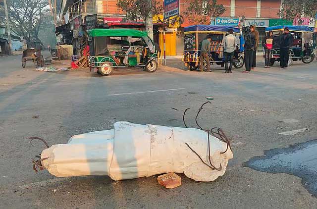 শেখ মুজিবুর রহমানের ভাস্কর্যের বেশির ভাগ অংশ সড়কে পড়ে ছিল। ছবি:সংগৃহীত