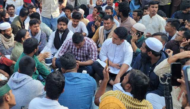  গাজীপুরে বৈষম্যবিরোধী ছাত্র আন্দোলনের নেতাকর্মীদের ওপর হামলার প্রতিবাদে জেলা প্রশাসকের কার্যালয়ের সামনে অবস্থান নিয়েছেন হাসনাত আবদুল্লাহ ও সারজিস আলম। ছবি: সংগৃহীত
