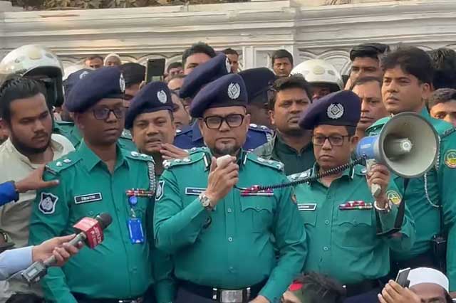 শনিবার বিকেলে গাজীপুর শহরের রাজবাড়ী সড়কে বৈষম্যবিরোধী ছাত্র আন্দোলনের বিক্ষোভ কর্মসূচিতে গিয়ে কথা বলেন মহানগর পুলিশের কমিশনার নাজমুল করিম খান। ছবি: সংগৃহীত