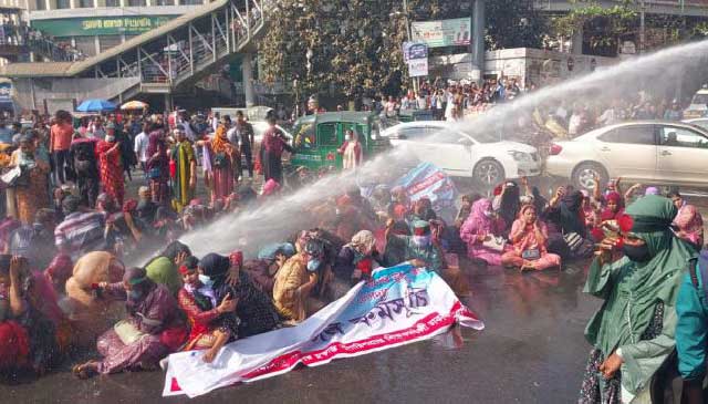 আন্দোলনকারীদের ছত্রভঙ্গ করতে জলকামান ব্যবহার করে পুলিশ। ছবি: সংগৃহীত