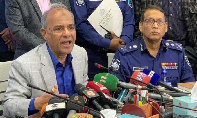সোমবার দুপুরে রাজশাহী জেলা প্রশাসকের কার্যালয়ে আইনশৃঙ্খলা পরিস্থিতি নিয়ে বিভাগীয় শীর্ষ কর্মকর্তাদের সাথে মতবিনিময় শেষে সাংবাদিকদের ব্রিফ করেন উপদেষ্টা জাহাঙ্গীর আলম চৌধুরী। ছবি: বাসস