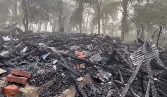 পটুয়াখালীর কলাপাড়ায় কন্টেন্ট ক্রিয়েটর নুরুজ্জামান কাফির গ্রামের বাড়ি গতকাল রাতে আগুনে পুড়ে গেছে। ছবি: সংগৃহীত