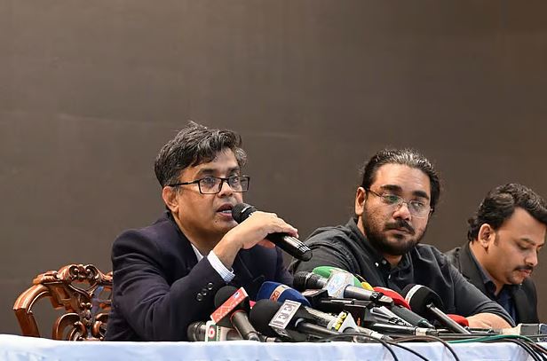 সংবাদ সম্মেলনে প্রধান উপদেষ্টার প্রেস সচিব। ছবি: সংগৃহীত