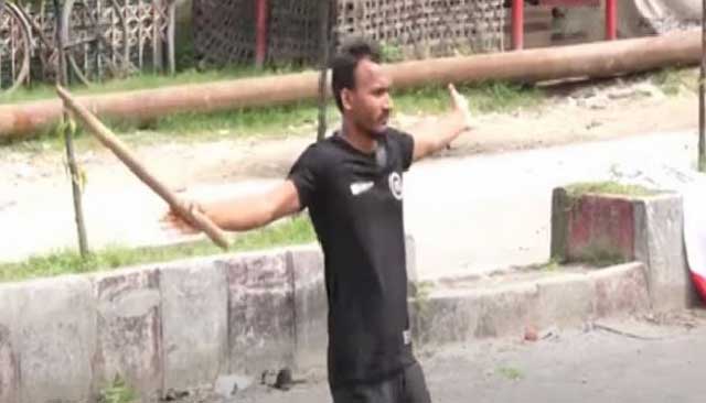 পুলিশের ছোড়া গুলির সামনে দাঁড়ানো বেগম রোকেয়া বিশ্ববিদ্যালয়ের শিক্ষার্থী আবু সাঈদ। কোটা সংস্কার আন্দোলনে অংশ নিয়ে পুলিশের রাবার বুলেটে নিহত হন সাঈদ। ছবি: ভিডিও থেকে নেওয়া