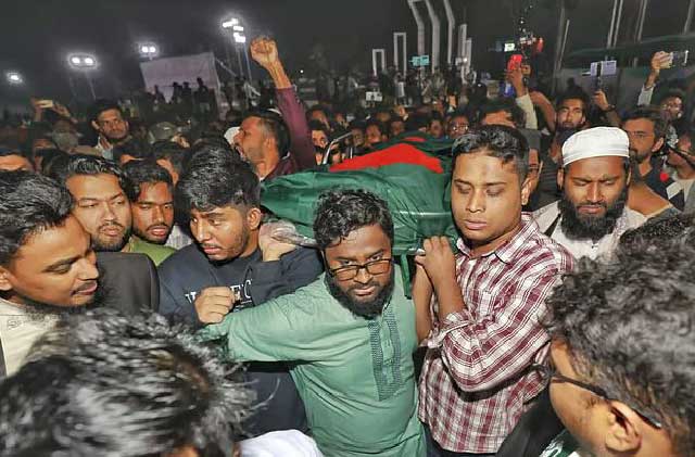 জানাজা শেষে কাশেমের মরদেহের কফিন নিয়ে মিছিল বের করা হয়। ছবি: সংগৃহীত
