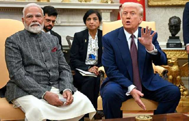 সাংবাদিকদের সঙ্গে কথা বলছেন ট্রাম্প-মোদি। ছবি: এএফপি