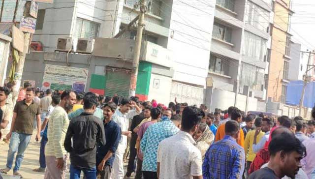 আশুলিয়ার বিশমাইল-জিরাবো সড়কের আমতলা এলাকায় পোশাক শ্রমিকদের বিক্ষোভ। ছবি: সংগৃহীত