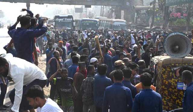  ঢাকার শনির আখড়ায় ঢাকা-চট্টগ্রাম মহাসড়ক অবরোধ করে সিএনজি অটোরিকশা চালকদের বিক্ষোভ। রোববার সকাল সাড়ে ১০টার দিকে তোলা ছবি। ছবি: সংগৃহীত