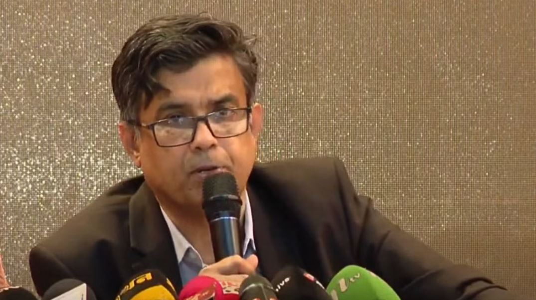 সংবাদ সম্মেলনে কথা বলেন প্রধান উপদেষ্টার প্রেস সচিব শফিকুল আলম। ছবি: ভিডিও থেকে নেওয়া