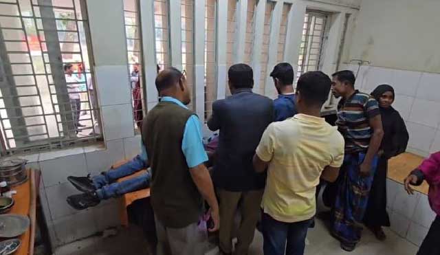 স্থানীয়রা তাকে উদ্ধার করে হাসপাতালে নিয়ে যায়। ছবি: সংগৃহীত