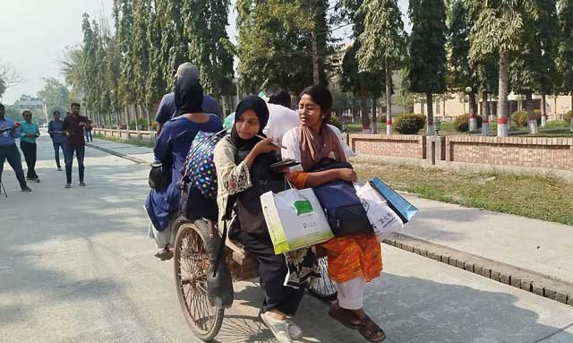 হল ছাড়ছেন শিক্ষার্থীরা। ছবি: সংগৃহীত