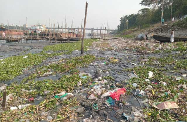  যেন নর্দমায় পরিণত হয়েছে ঢাকার প্রাণ বুড়িগঙ্গা নদী। ছবি : বাসস