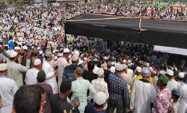 চট্টগ্রামের রাউজানের গহিরা গ্রামে নিজ বাড়িতে পারিবারিক কবরস্থানে বিএনপির ভাইস চেয়ারম্যান আবদুল্লাহ আল নোমানকে রাষ্ট্রীয় মর্যাদায় দাফন। ছবি: বাসস