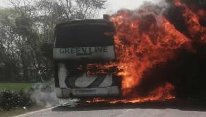 বরিশালগামী গ্রিন লাইন বাসে আগুন, যাত্রীদের মালামাল পুড়ে ছাই