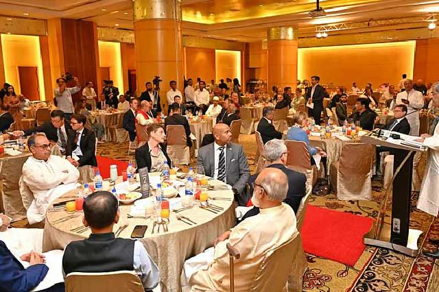 বৃহস্পতিবার সন্ধ্যায় রাজধানীর ওয়েস্টিন হোটেলে ঢাকায় নিযুক্ত বিভিন্ন দেশের কূটনীতিক, বিশিষ্ট ব্যক্তি ও জ্যেষ্ঠ সাংবাদিকদের সৌজন্যে বিএনপির ইফতার মাহফিলে সংক্ষিপ্ত বক্তব্য দেন দলটির মহাসচিব মির্জা ফখরুল ইসলাম আলমগীর। ছবি: সংগৃহীত