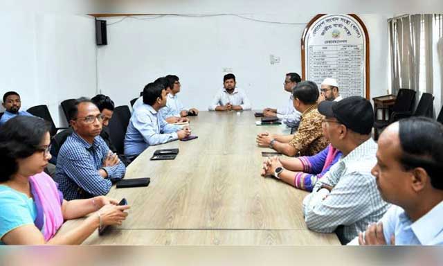 আজ বাংলাদেশ সংবাদ সংস্থার (বাসস) কার্যালয় পরিদর্শন করেন তথ্য উপদেষ্টা মাহফুজ আলম। ছবি: পিআইডি