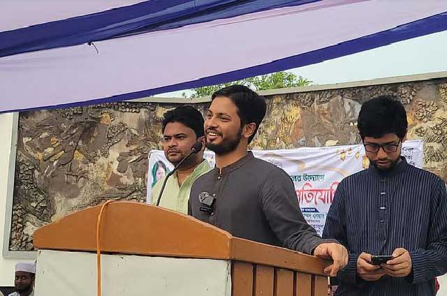 মঙ্গলবার বিকেলে রাজশাহী বিশ্ববিদ্যালয়ের শহীদ মিনার মুক্তমঞ্চেছাত্রদল আয়োজিত কোরআন তিলাওয়াত প্রতিযোগিতায় বক্তব্য দেন ছাত্রশিবিরের কেন্দ্রীয় সভাপতি জাহিদুল ইসলাম। ছবি: সংগৃহীত