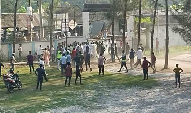 কবিরহাট উপজেলা নির্বাহী কর্মকর্তার কার্যালয়ের সামনে বিএনপির দুই পক্ষের মধ্যে সংঘর্ষ হয়। ছবি: সংগৃহীত