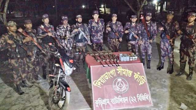 কুড়িগ্রাম সীমান্তে উদ্ধার করা অস্ত্র ও গুলি। ছবি: সংগৃহীত