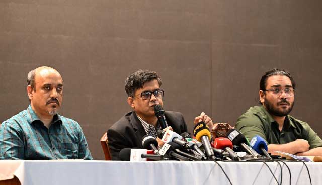 আজ বৃহস্পতিবার রাজধানীর ফরেন সার্ভিস একাডেমিতে এক মিডিয়া ব্রিফিংয়ে কথা বলেন প্রধান উপদেষ্টার প্রেস সচিব শফিকুল আলম। ছবি: প্রধান উপদেষ্টার প্রেস উইং