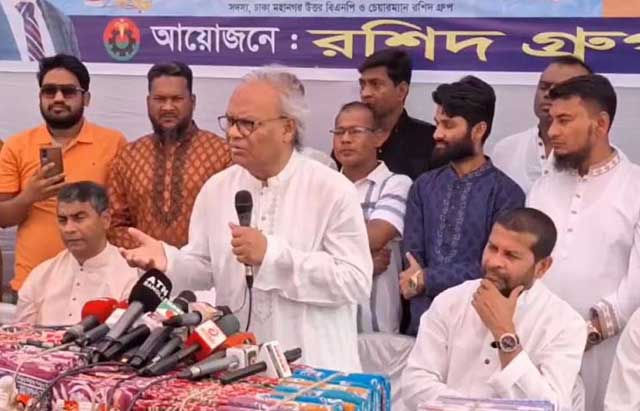  রাজধানীর দক্ষিণখানে দুস্থদের ঈদ সামগ্রী বিতরণ অনুষ্ঠানে বক্তব্য রাখেন বিএনপির সিনিয়র যুগ্ম মহাসচিব রুহুল কবির রিজভী। ছবি: ভিডিও থেকে নেওয়া