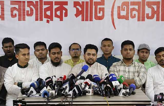 আজ রাতে রাজধানীর বাংলামোটরে রূপায়ন টাওয়ারে জরুরি সংবাদ সম্মেলনে কথা বলছেন জাতীয় নাগরিক পার্টির আহ্বায়ক নাহিদ ইসলাম। ছবি: সংগৃহীত