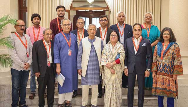 প্রধান উপদেষ্টা অধ্যাপক মুহাম্মদ ইউনূসের সঙ্গে গণমাধ্যম সংস্কার কমিশনের প্রধান কামাল আহমেদ ও অন্য সদস্যরা। আজ প্রতিবেদন জমা দেয় কমিশন। ছবি: প্রধান উপদেষ্টার ফেসবুক থেকে