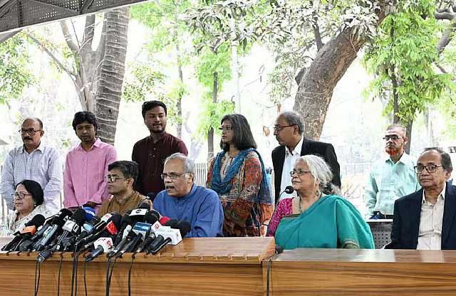 আজ গণমাধ্যম সংস্কার কমিশন প্রধান কামাল আহমেদ সাংবাদিকদের সঙ্গে কথা বলেন। ছবি: পিআইডি