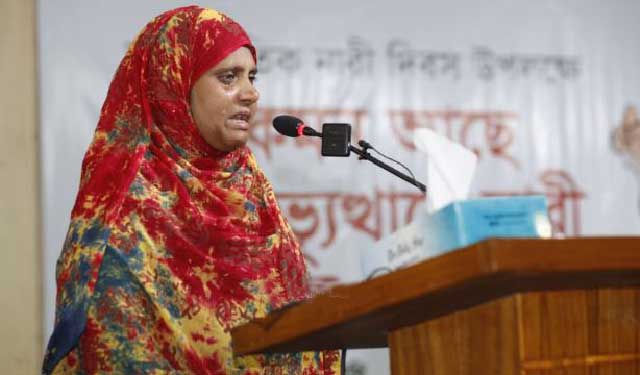 জুলাই অভ্যুত্থানে গুলিতে নিহত শাহীনুর বেগমের মেয়ে মোসাম্মৎ হাফেজা মায়ের কথা বলতে গিয়ে কান্নায় ভেঙে পড়েন। ছবি: সংগৃহীত
