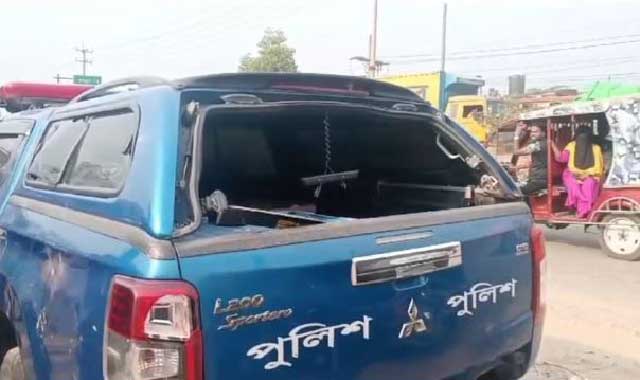   আশুলিয়ার বলিভদ্র এলাকায় ইটপাটকেল নিক্ষেপ করে পুলিশের দুইটি গাড়ির কাঁচ ভেঙে ফেলে উত্তেজিত জনতা। ছবি: সংগৃহীত