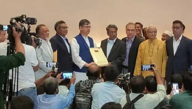 জাতীয় ঐকমত্য কমিশনের সহসভাপতি আলী রীয়াজের কাছে লিখিতভাবে দলীয় মতামত হস্তান্তর করেন বিএনপির স্থায়ী কমিটির সদস্য সালাহউদ্দিন আহমেদ। ছবি: সংগৃহীত
