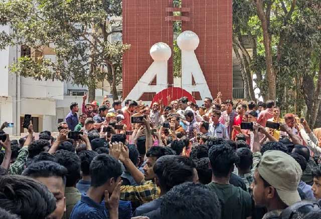 ১৪৪ ধারা উপক্ষো করে মিরসরাইয়ের কেন্দ্রীয় শহীদ মিনারে শ্রদ্ধা নিবেদন করেন বিএনপির কিছু নেতাকর্মী। ছবি: সংগৃহীত