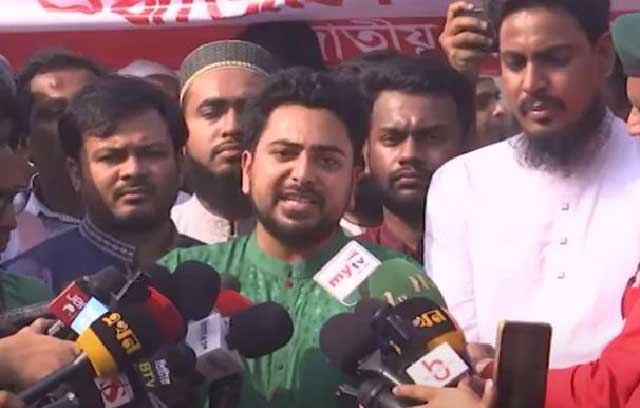  সাংবাদিকদের সঙ্গে কথা বলছেন নাহিদ ইসলাম। ছবি: সংগৃহীত