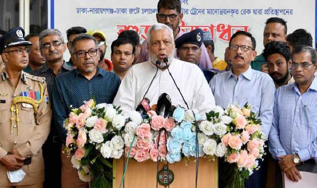বুধবার সকালে কমলাপুর রেলস্টেশনে কথা বলেন রেলপথ মন্ত্রণালয়ের উপদেষ্টা মুহাম্মদ ফাওজুল কবির খান। ছবি: সংগৃহীত
